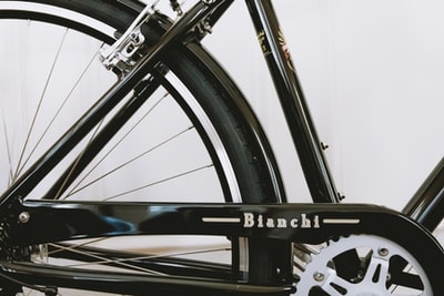 黑色的比安奇自行车架
